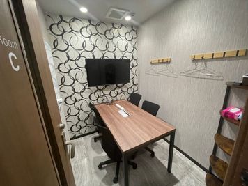【池袋駅から徒歩1分】モニター・フリードリンク付き4名会議室（Room C）※予約時間前は入室不可 - いいオフィス池袋