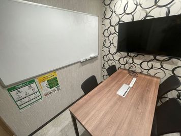 いいオフィス池袋 4名会議室（Room C）の室内の写真