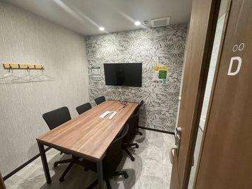 【池袋駅から徒歩1分】モニター・フリードリンク付き6名会議室（Room D）※予約時間前は入室不可 - いいオフィス池袋