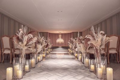 結婚式場 チャペル・ド・コフレ 【式典イベントに／60名着席】バカラ社製シャンデリア輝くチャペルの室内の写真