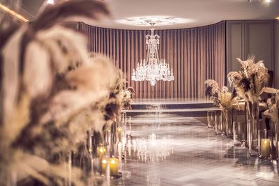 結婚式場 チャペル・ド・コフレ 【式典イベントに／60名着席】バカラ社製シャンデリア輝くチャペルの室内の写真