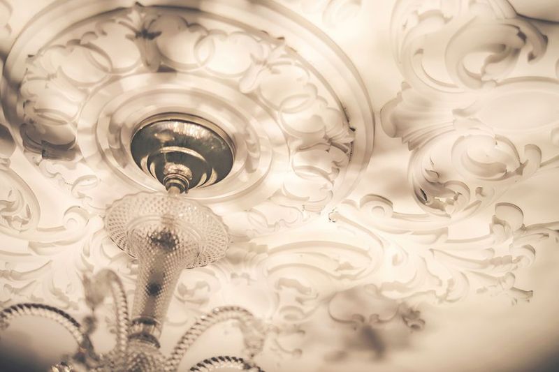 【式典イベントに／60名着席】バカラ社製シャンデリア輝くチャペル - 結婚式場 チャペル・ド・コフレ