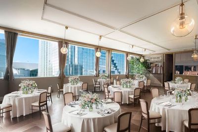 結婚式場 チャペル・ド・コフレ 【イベント・撮影に／60名着席】オープンキッチン付きパーティ会場の室内の写真