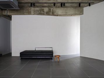 052STUDIO 【栄駅10分】グレーを基調とした100㎡以上あるレンタルスペースの室内の写真