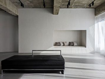 052STUDIO 【栄駅10分】グレーを基調とした100㎡以上あるレンタルスペースの室内の写真