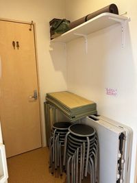 丸椅子24脚
6人掛け、テーブル4台 - スタジオエスパスカルチャーサロン天神橋 スタジオエスパス　カルチャーサロン天神橋の室内の写真