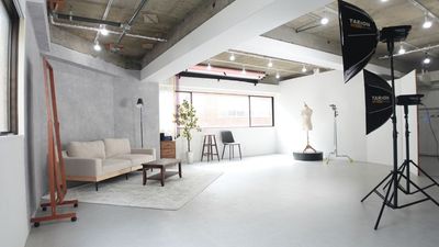 【御徒町6分】２面採光｜白壁＋アーチ＋モルタル壁｜撮影機材＋背景紙無料｜10ギガ光回線｜スチール撮影・商品撮影・配信 - サモスタ御徒町店