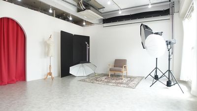 【中野7分】白壁＋アーチ＋リブウッド壁｜フルカラーLED＋撮影機材＋背景紙無料｜【人物撮影｜ペット可】 - サモスタ中野店