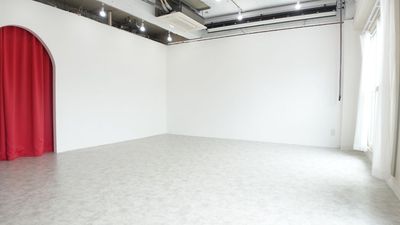 シンプルな白壁とコンクリ調床のスタジオ - サモスタ中野店の室内の写真