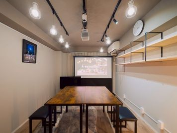 机と椅子の配置を並べ替え会議や対面ゲーム仕様になります - 駐車場無料【レンタルルームTAMARI】 駐車場無料【大画面スクリーンがついた多目的スペース】の室内の写真