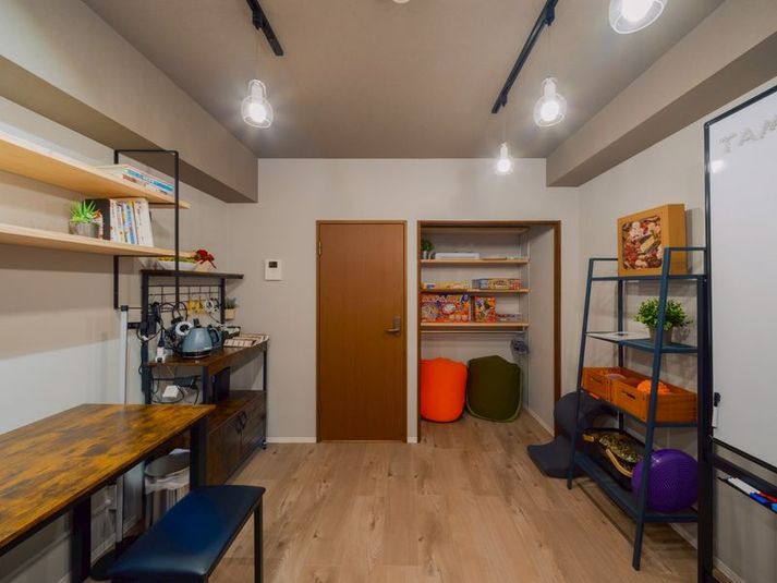 駐車場無料【大画面スクリーンがついた多目的スペース】 - 駐車場無料【レンタルルームTAMARI】