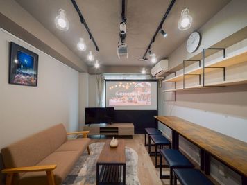 80㌅自立式スクリーン・40㌅チューナーレステレビで動画見放題・ミラーリングもできます - 駐車場無料【レンタルルームTAMARI】 駐車場無料【大画面スクリーンがついた多目的スペース】の室内の写真