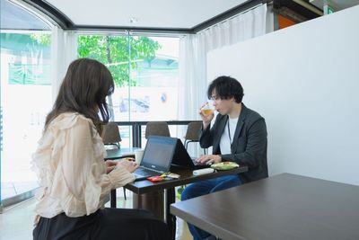 テーブル席3席（イス6脚）。くっつけて使えます。 - アルコワーキングの室内の写真