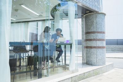 ガラス張りで明るい店内です。カーテンを閉めても使えます。 - アルコワーキングの外観の写真