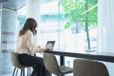 カウンターテーブル席あり（イス8脚）。椅子の移動可能です。 - アルコワーキングの室内の写真