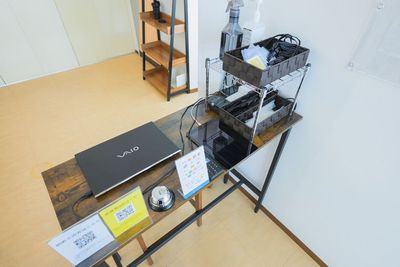 入口に受付カウンターがあり。セミナーやイベントの受付でご利用いただけます。 - アルコワーキングの入口の写真