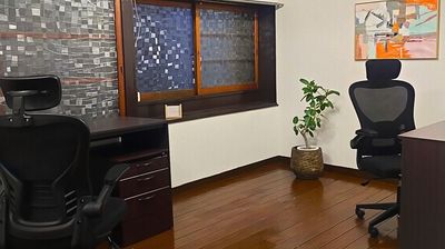 自分専用のデスクスペースもございます。鍵付き3段キャビネット付きです◎ - Co育て×Coワーキング 結 -You- 【阪急十三駅7分！】キッズスペース付き古民家コワーキングスペースの室内の写真