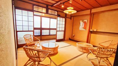 4名仕様の和の空間。打ち合わせやひと呼吸つきたい時にも♬ - Co育て×Coワーキング 結 -You- 【阪急十三駅7分！】キッズスペース付き古民家コワーキングスペースの設備の写真