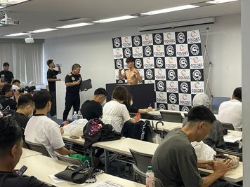 格闘技団体「修斗」の公開軽量イベントにて - SMG/本町・カーニープレイス 音響ハイグレード会場♪ＳＭＧ貸し会議室/カーニープレイス本町ビルの室内の写真