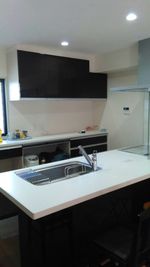 キッチン　リクシル最新3年前は - さいたま市Shikate レンタルリビングの室内の写真