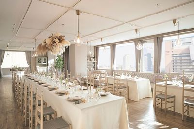 結婚式場 チャペル・ド・コフレ 【イベント・撮影に／60名着席】オープンキッチン付きパーティ会場の室内の写真