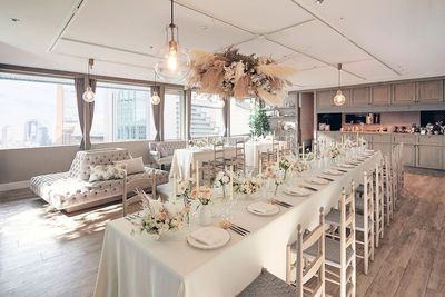 結婚式場 チャペル・ド・コフレ 【イベント・撮影に／60名着席】オープンキッチン付きパーティ会場の室内の写真
