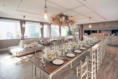 結婚式場 チャペル・ド・コフレ 【イベント・撮影に／60名着席】オープンキッチン付きパーティ会場の室内の写真