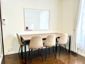 🌟長テーブルサイズ180㎝×80㎝
レイアウトも自由に変更OK
🌟ホワイト120㎝×90　ホワイトマーカーはご持参ください。 - レンタルスペース【ハープRoom】 🍀ハープcafeスタイル岡大裏【102】の室内の写真