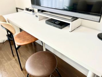 ちょい作業場台としてもOK
※TVの移動はできません - レンタルスペース【ハープRoom】 🍀ハープcafeスタイル岡大裏【102】の室内の写真