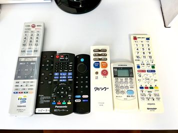 TVリモコン
サブスピーカーリモコン
Blu-ray/DVDプレーヤーリモコン
ファイヤーTVスティック
照明リモコン
エアコンリモコン
モニター20㌅リモコン - レンタルスペース【ハープRoom】 🍀ハープcafeスタイル岡大裏【102】の室内の写真