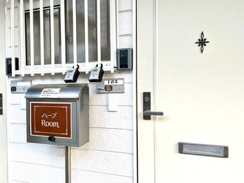 🏠102号室入口です
キーBOXは開かない場合の予備に2個あります。 - レンタルスペース【ハープRoom】 🍀ハープcafeスタイル岡大裏【102】の室内の写真