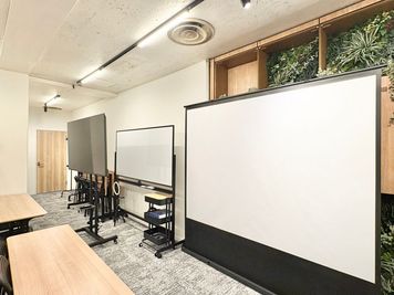 100インチプロジェクタースクリーン - リスペース東京日本橋の設備の写真