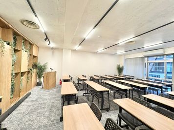 最大54名/光無料Wifi/セミナー・カンファレンス・会議・懇親会等に！飲食🍷可！・ - リスペース東京日本橋の室内の写真