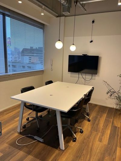4名様迄ご利用可能な、窓面の大きい開放的な会議室です - Sprout Muse Sprout Muse 会議室Cの室内の写真