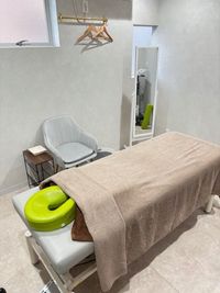 姿見なども完備。ハイチャージ、ディープオシレーションも完備（機材を利用した場合には別途御相談ください。使用方法などのご説明が初回必要となります） - Sincerity SincerityスタートUPスペース　完全個室VIPルームの設備の写真
