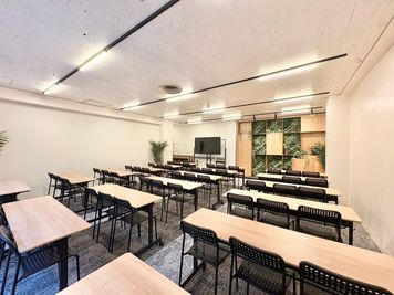 最大54名/光無料Wifi/セミナー・カンファレンス・会議・懇親会等に！飲食🍷可！・ - リスペース東京日本橋の室内の写真