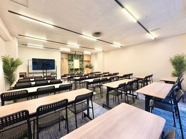 最大54名/光無料Wifi/セミナー・カンファレンス・会議・懇親会等に！飲食🍷可！・ - リスペース東京日本橋の室内の写真