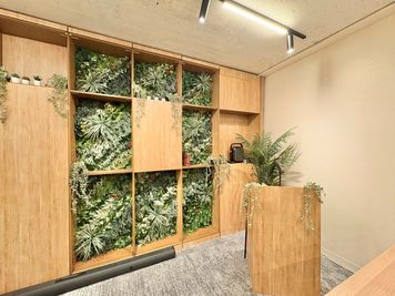 壁面緑化のある演台周辺 - リスペース東京日本橋の室内の写真