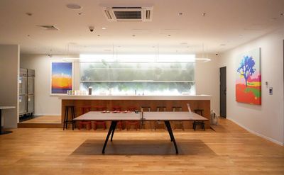 【WeWork】ビジネスシーンの枠を超え、 遊び心あふれるひとときを「大人の隠れ家」で。 - WeWork 乃木坂