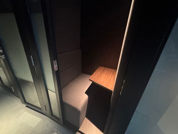 【1名個室ブース／ワークボックス】八王子駅徒歩3分🌸フリードリンク🍹Wi-Fi/充電器/テレワークやWeb会議に最適 - BasisPoint 八王子店