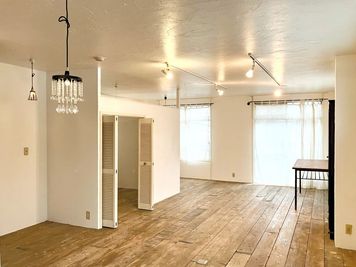 部屋には広めの倉庫があります。
その中に会議用テーブル、椅子を準備しています。 - サロン・ド・ムネツグ Chuchu/シュシュ ～サロン・ド・ムネツグ～の室内の写真