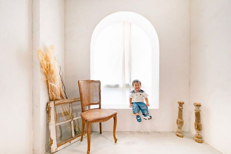 白基調のエリア。座れるアーチ壁があり、子供はもちろん大人も座ることができます。 - 撮影スタジオ cocoruの室内の写真