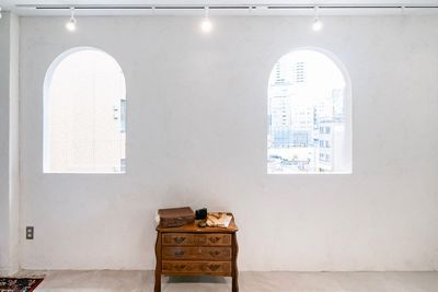 2つのアーチ窓とアンティーク家具。 - 撮影スタジオ cocoruの室内の写真