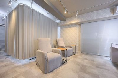 フット席2席（リクライニング）
フットスツールが2脚、フットバス1台ご用意ございます。 - Salon Aina 秋葉原店 Salon Aina 秋葉原店　ネイルスペース①　の室内の写真