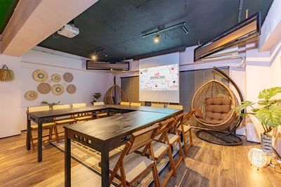 コの字型にテーブルを並べれば、討論会やディベートのようなイベントにもお使いいただけます✨ - シェアスペースYURIKAGO日本橋の室内の写真