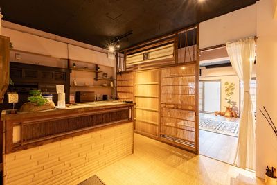 受付前のスペースもゆったりしていますので、受付業務も余裕を持って行っていただけます✨ - シェアスペースYURIKAGO日本橋の入口の写真