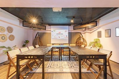 コの字型にテーブルを並べれば、討論会やディベートのようなイベントにもお使いいただけます✨ - シェアスペースYURIKAGO日本橋の室内の写真