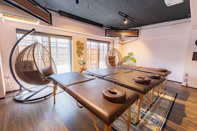 施術ベッドは4台ご用意しております✨レンタルサロンとしてご利用いただくのはもちろん、生徒さんを集めてのワークショップや勉強会も開催可能です✨ - シェアスペースYURIKAGO日本橋の室内の写真