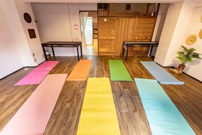 ヨガマットは7枚レインボーカラーでご用意しております🌈東京駅やオフィス街も近いので、朝活でヨガの後にご出勤はいかがでしょうか🧘 - シェアスペースYURIKAGO日本橋の室内の写真