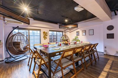 ダイニングテーブル4脚をひとつに繋げると、10人〜14人にちょうど良い大きなテーブルになります✨懇親会にぜひ - シェアスペースYURIKAGO日本橋の室内の写真